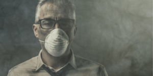Smog to cichy zabójca! Wiele mówi się o tym, jak szkodliwie działa na układ oddechowy człowieka oraz jak bardzo zwiększa poziom zachorowań na nowotwory. W istocie zanieczyszczenie powietrza wpływa na cały organizm – także na oczy.